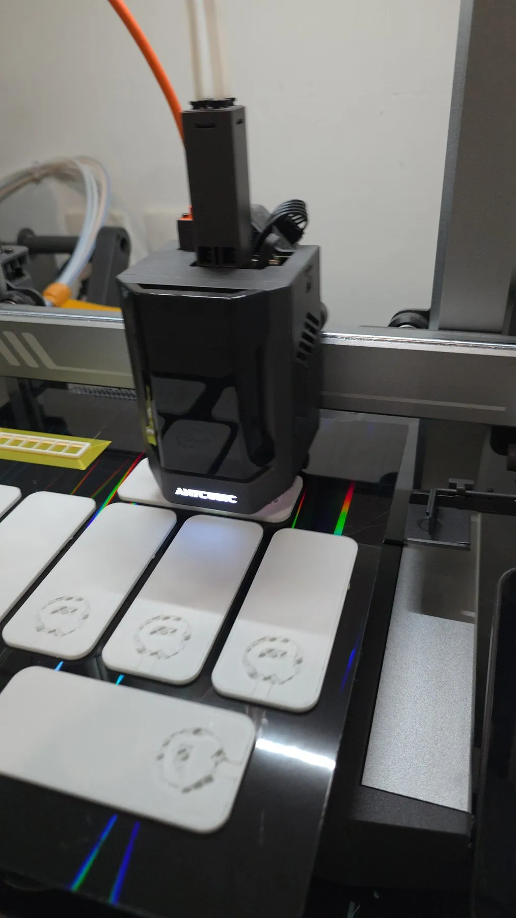 Etiquetas NFC blancas sobre la cama de impresión