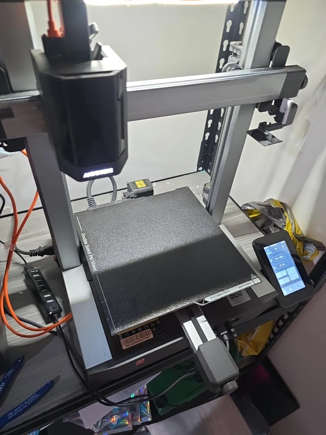 Vista del taller de MakerDeep3D con la impresora 3D y la mesa de trabajo